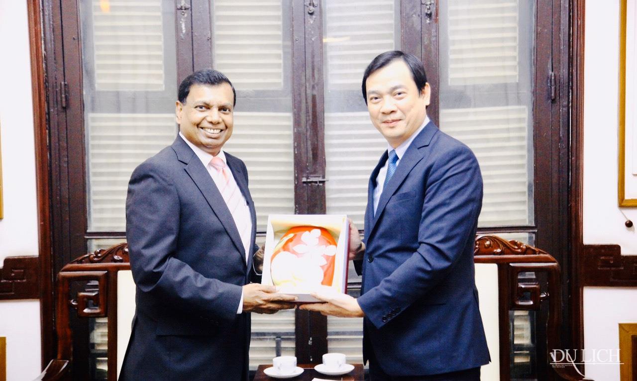 Tổng cục trưởng TCDL Nguyễn Trùng Khánh tặng quà lưu niệm cho Đại sứ Sampath Prasanna